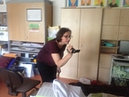 Frau Obereder beim Filmen
