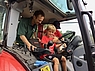Hier steht der Traktor. Alle dürfen probesitzen! Hier steht der Traktor. Alle dürfen probesitzen!
