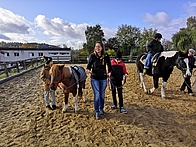 Schüler mit Pferden