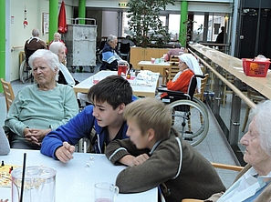 Beim Spielen mit den Bewohnern