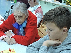 Beim Spielen mit den Bewohnern