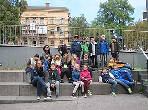 Vor dem Theater