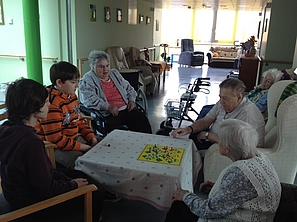 Beim Spielen mit den Bewohnern