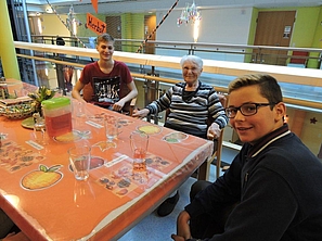 Beim Spielen mit den Bewohnern